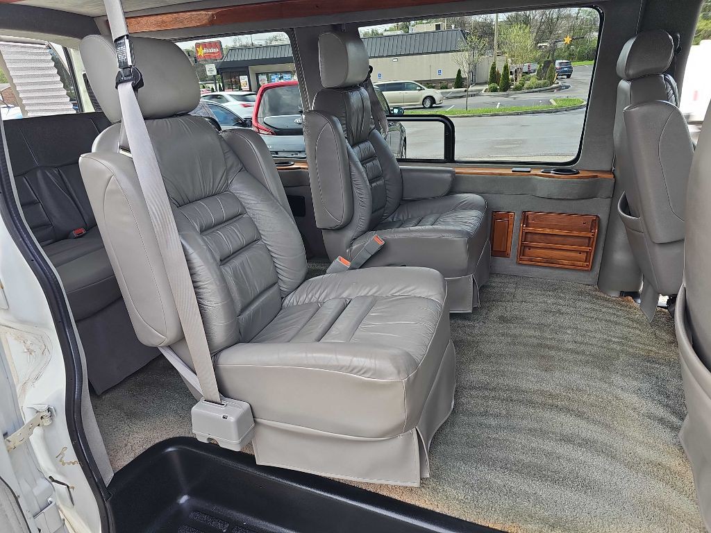 2001 Chevrolet Express Image 28