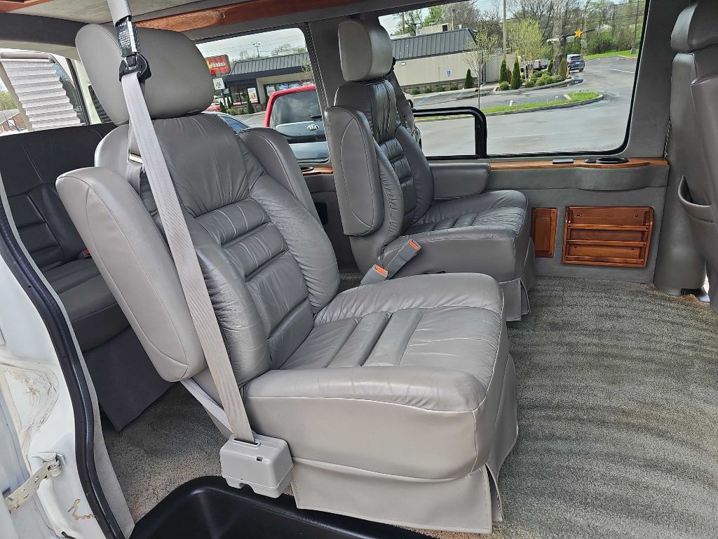 2001 Chevrolet Express Image 30