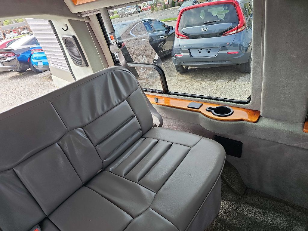 2001 Chevrolet Express Image 33