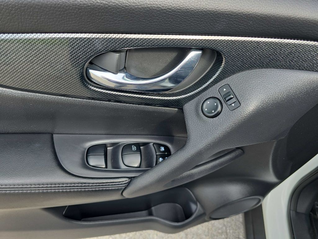 2015 Nissan Rogue Image 40