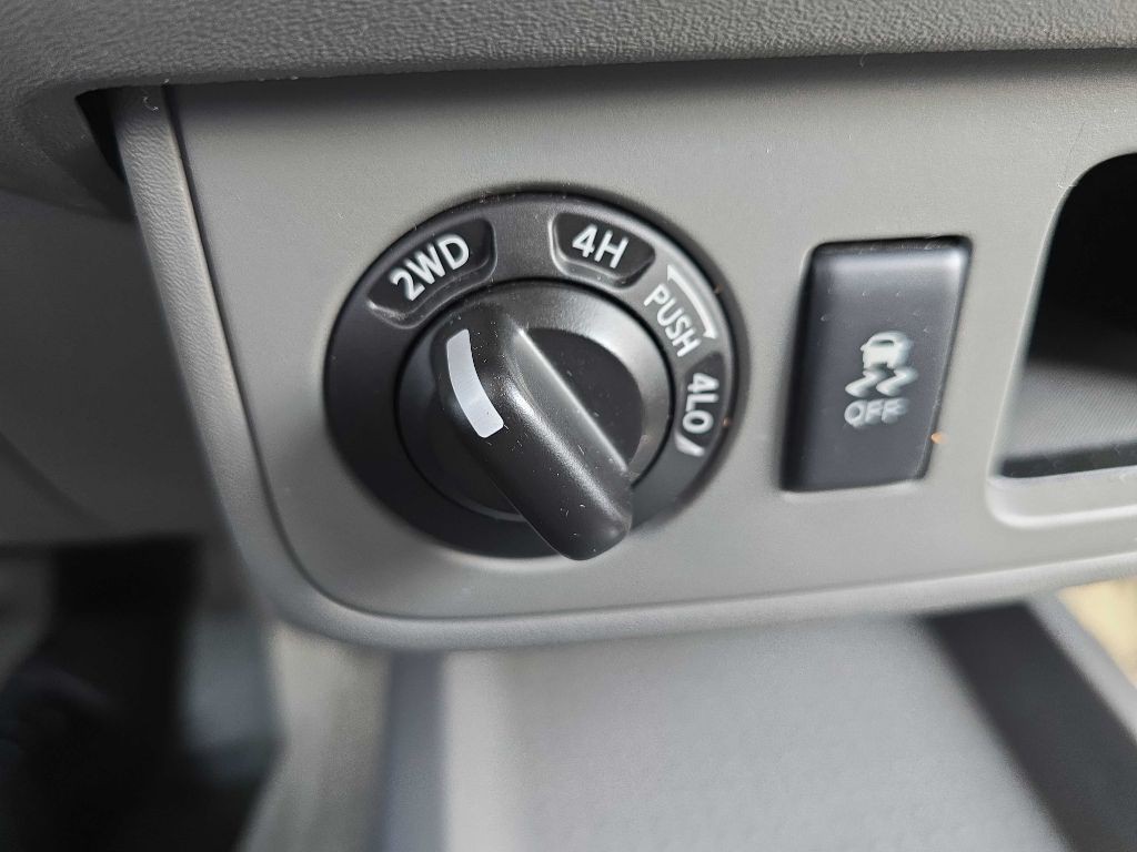 2016 Nissan Frontier Image 38