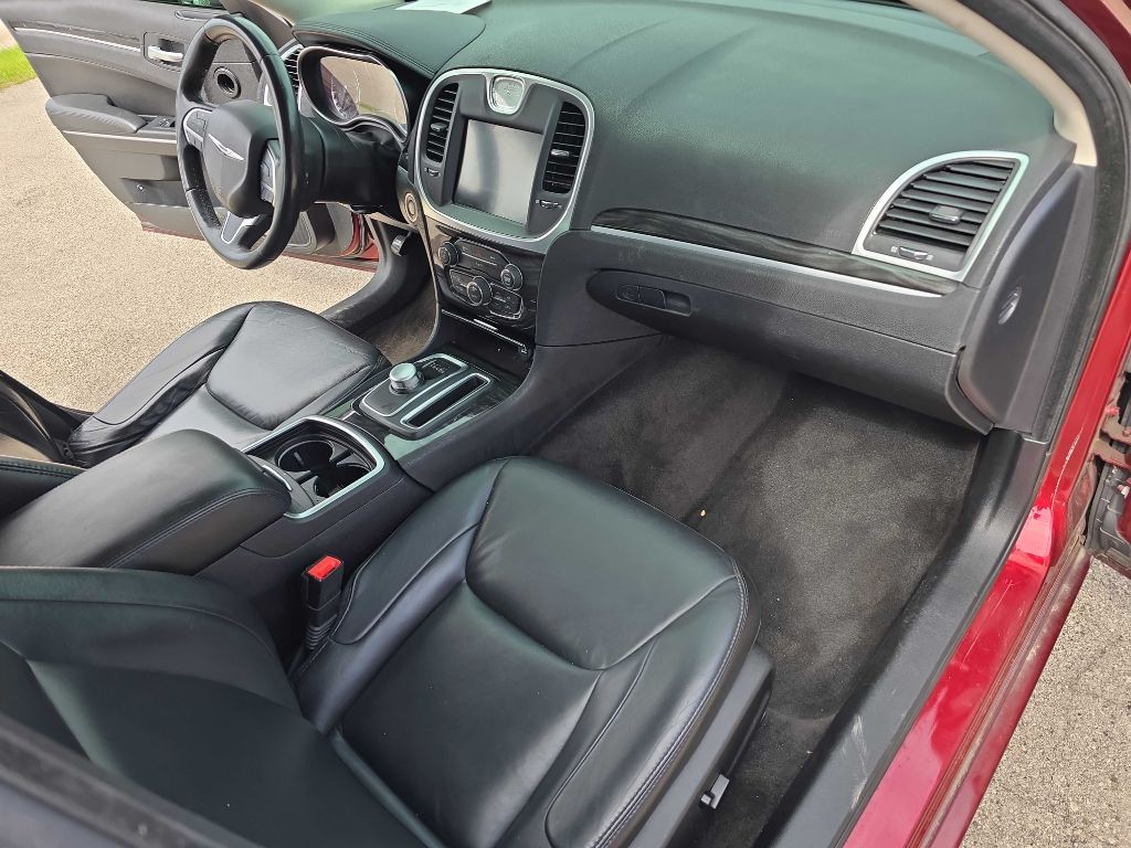 2016 Chrysler 300 Image 25