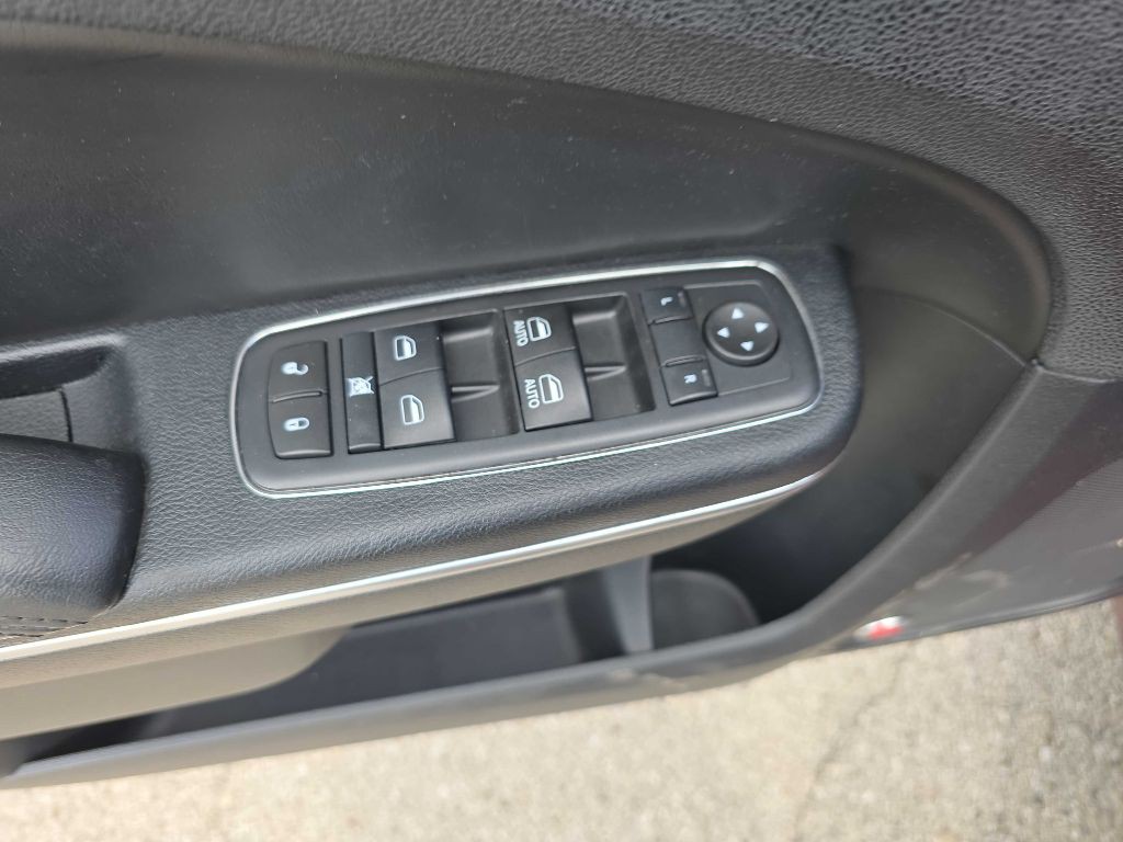 2016 Chrysler 300 Image 30