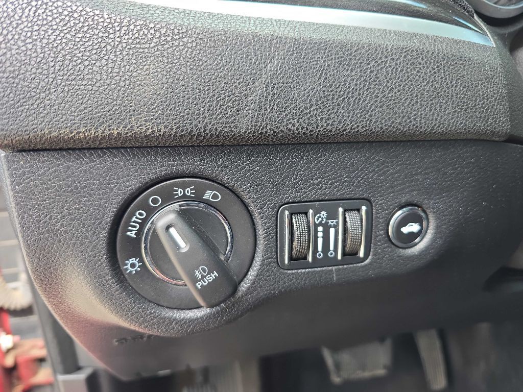 2016 Chrysler 300 Image 36