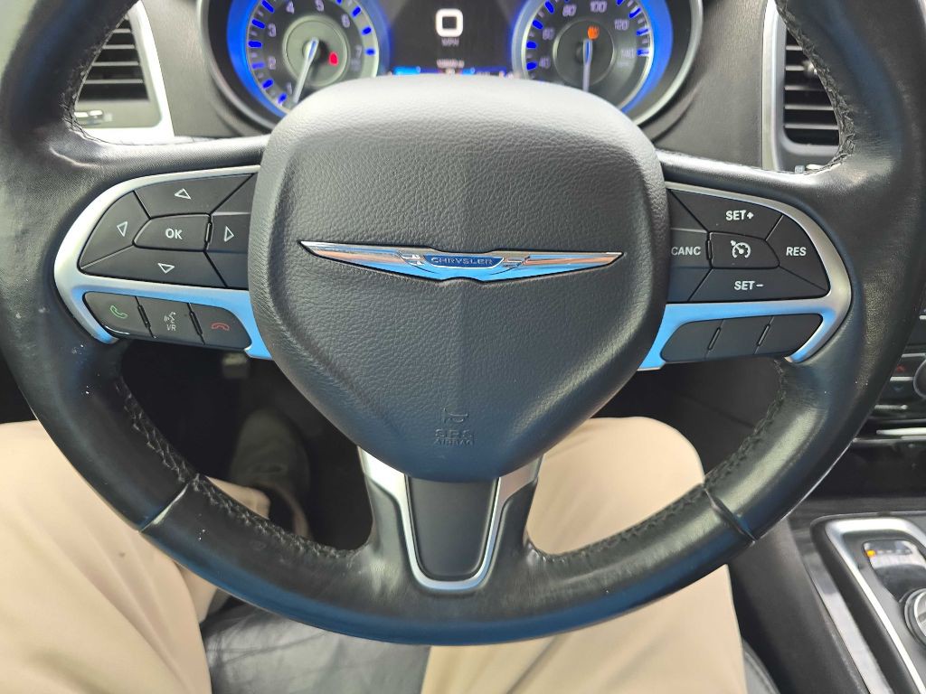 2016 Chrysler 300 Image 37