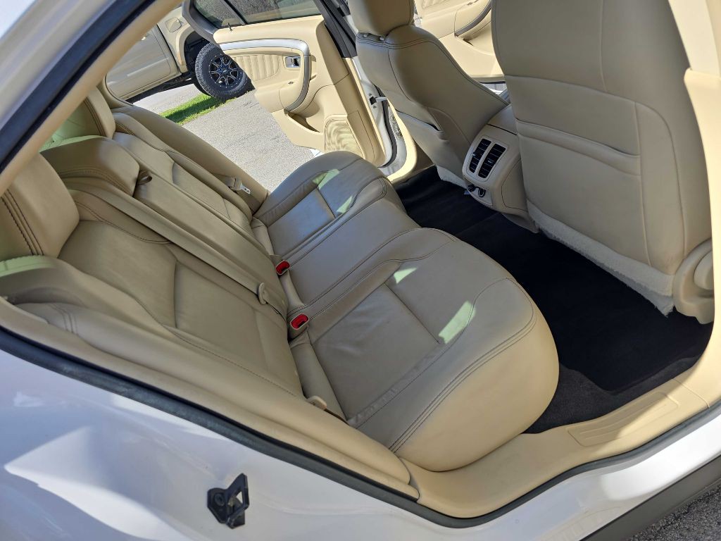 2015 Ford Taurus Image 32