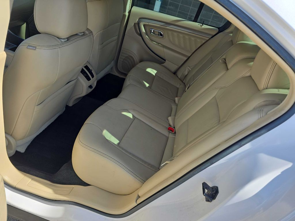 2015 Ford Taurus Image 34