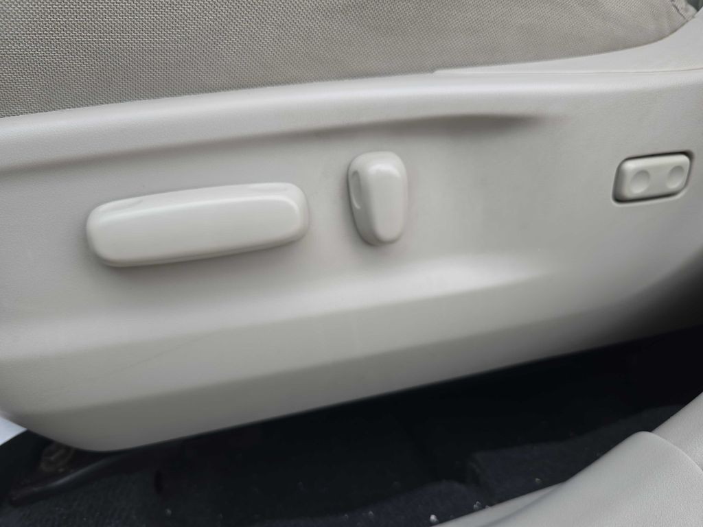 2013 Toyota Venza Image 22