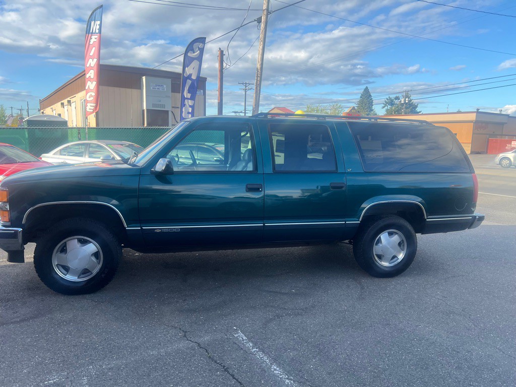 1996 Chevrolet Suburban Image 1