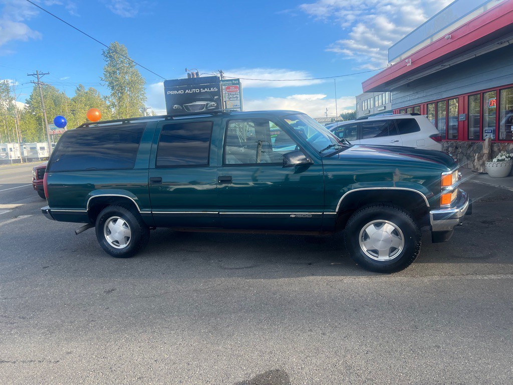 1996 Chevrolet Suburban Image 2