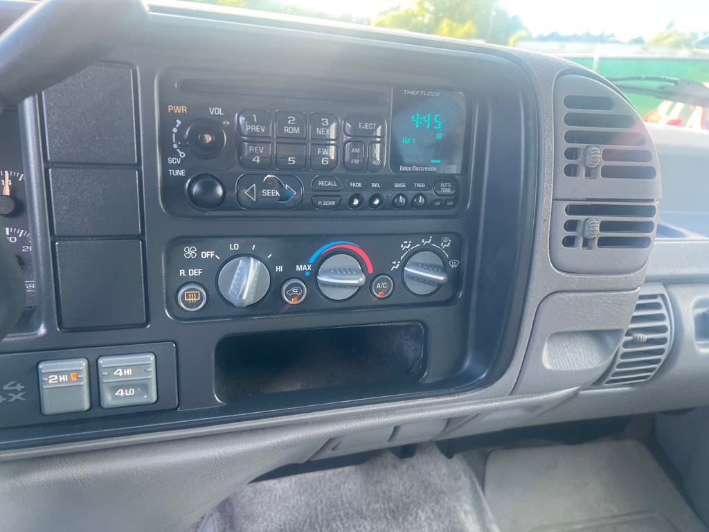 1996 Chevrolet Suburban Image 8