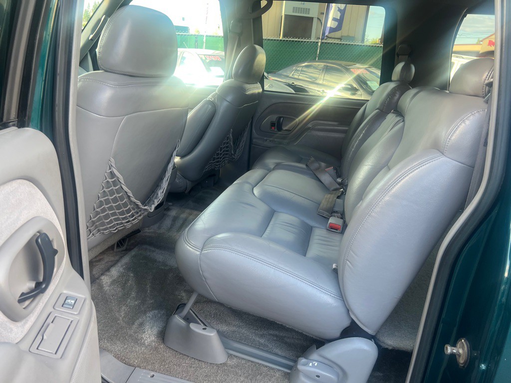 1996 Chevrolet Suburban Image 11