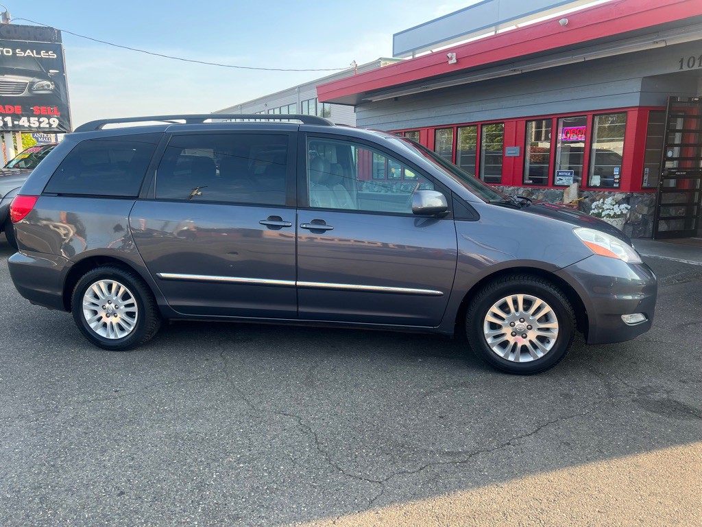 2007 Toyota Sienna Image 2