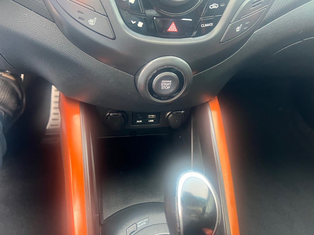 2016 Hyundai Veloster Image 11