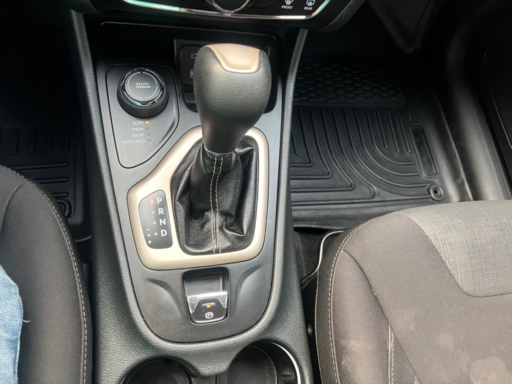 2015 Jeep Cherokee Image 12