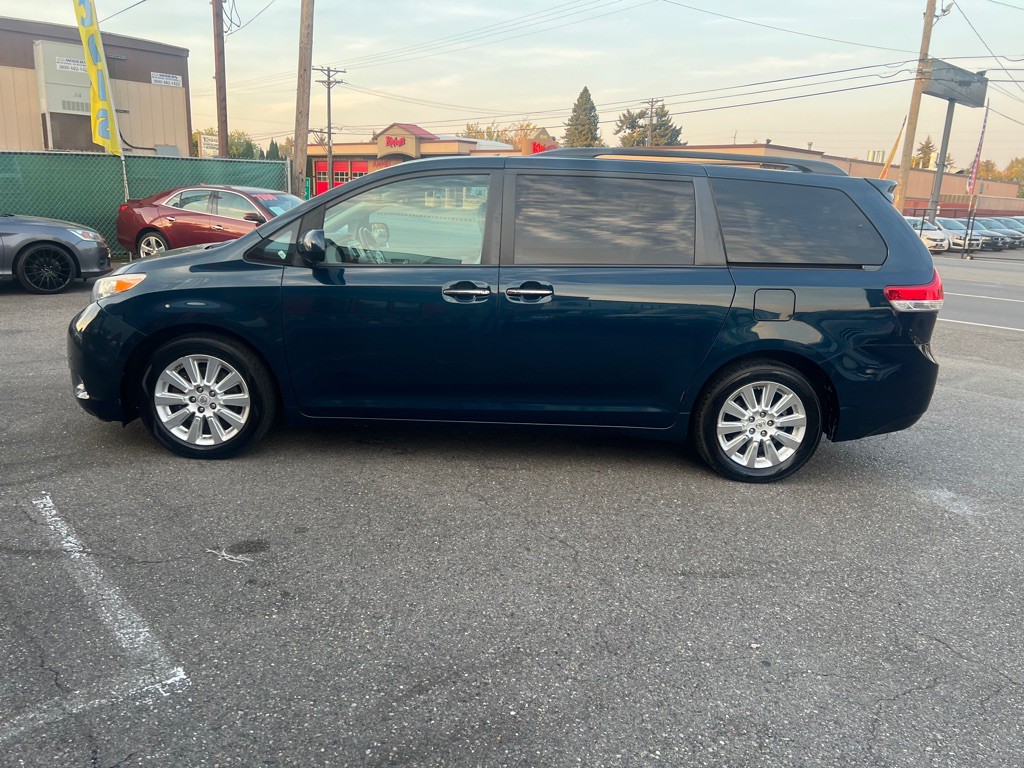 2012 Toyota Sienna Image 1