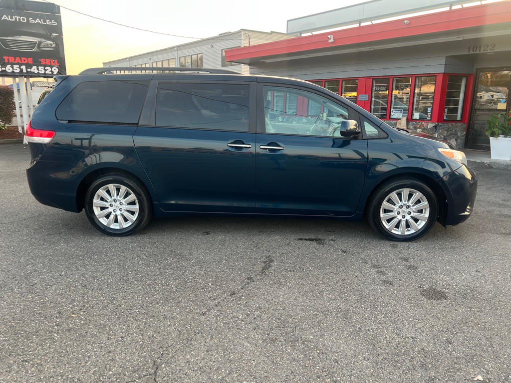 2012 Toyota Sienna Image 2