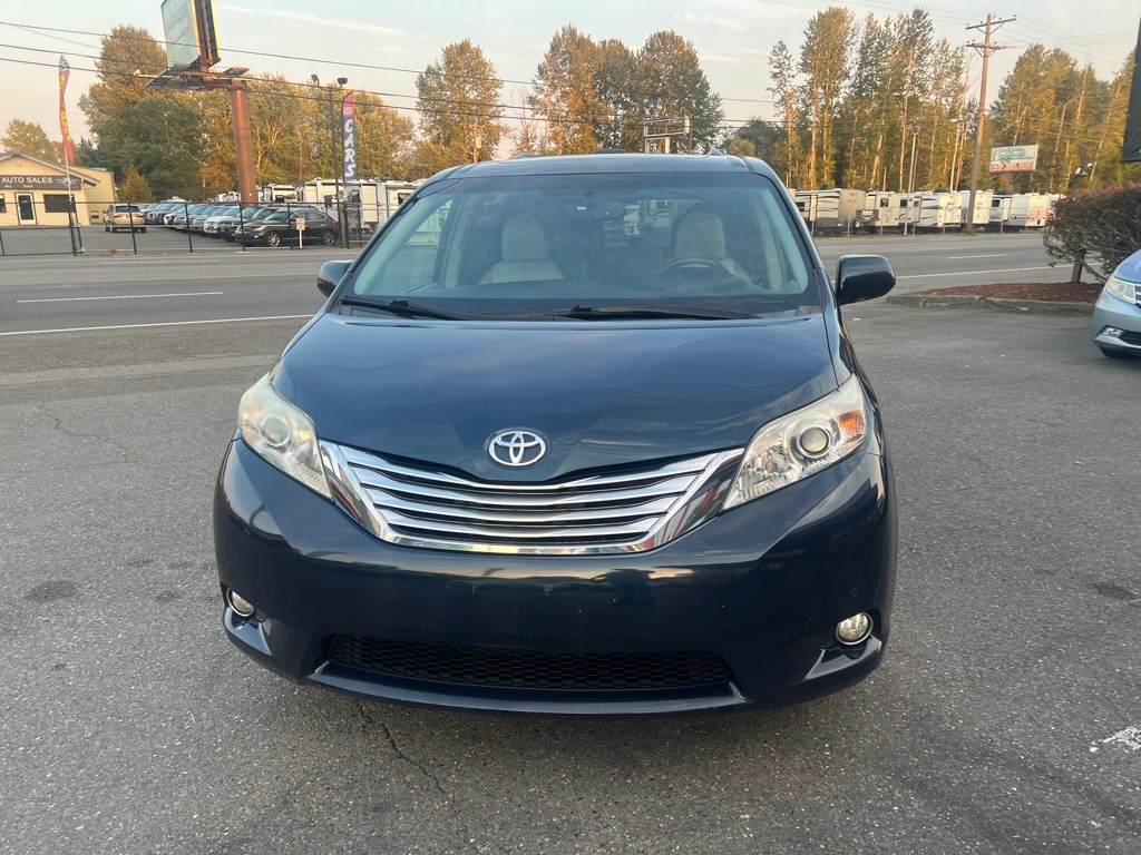 2012 Toyota Sienna Image 3