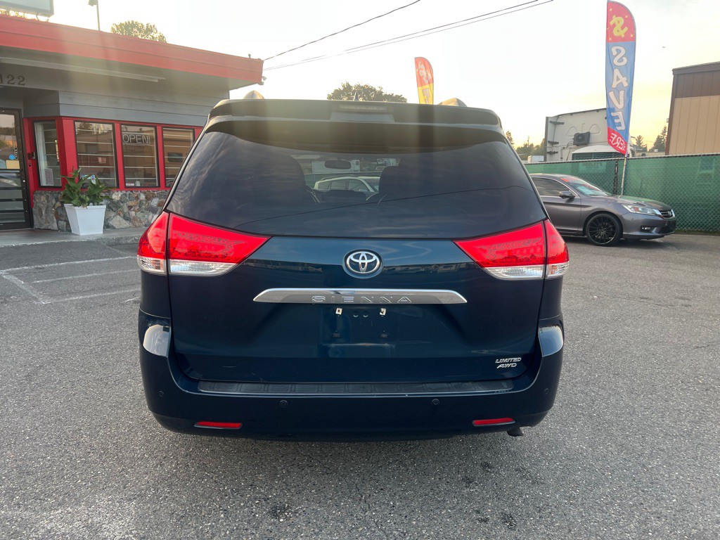 2012 Toyota Sienna Image 4