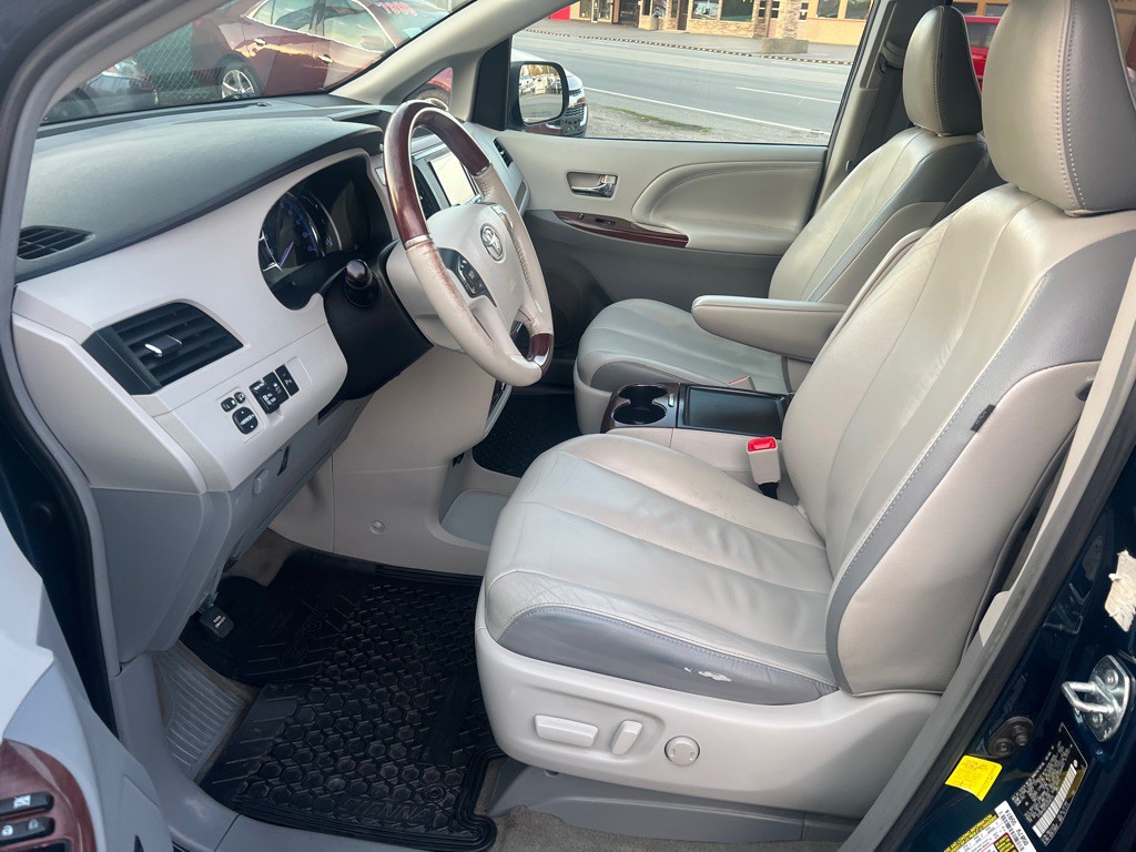 2012 Toyota Sienna Image 8