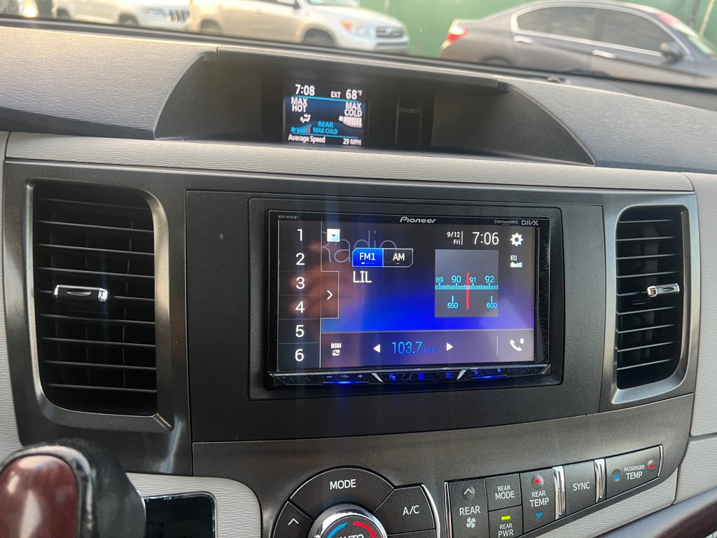 2012 Toyota Sienna Image 9