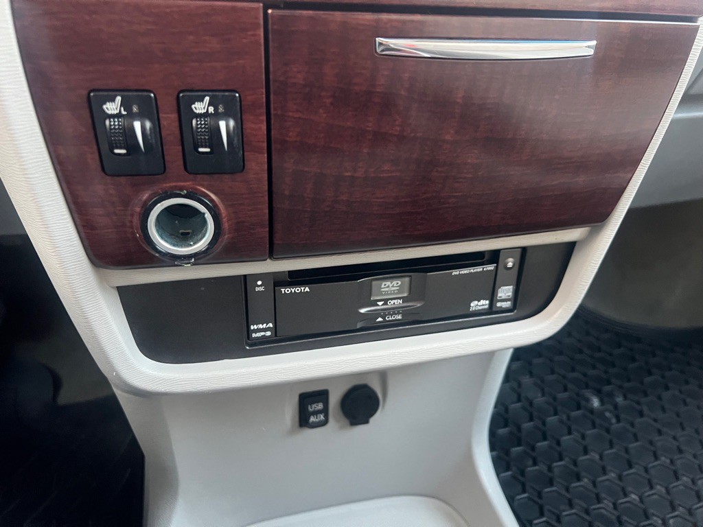 2012 Toyota Sienna Image 11