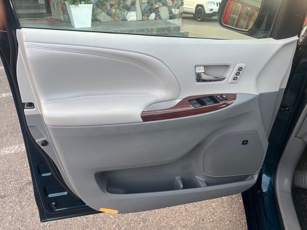 2012 Toyota Sienna Image 16