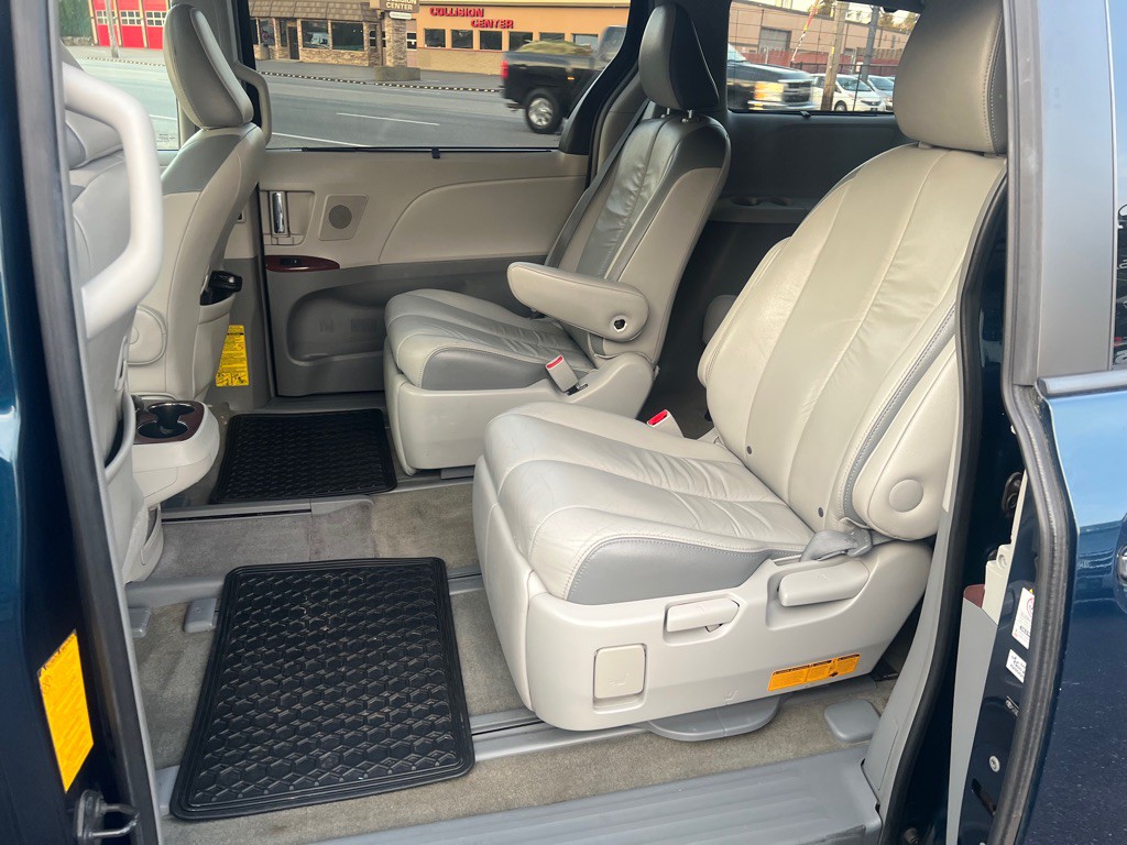 2012 Toyota Sienna Image 17