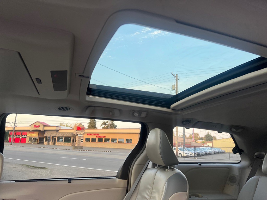 2012 Toyota Sienna Image 19