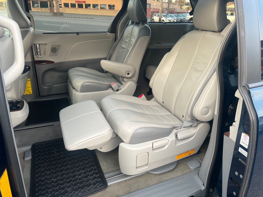 2012 Toyota Sienna Image 20