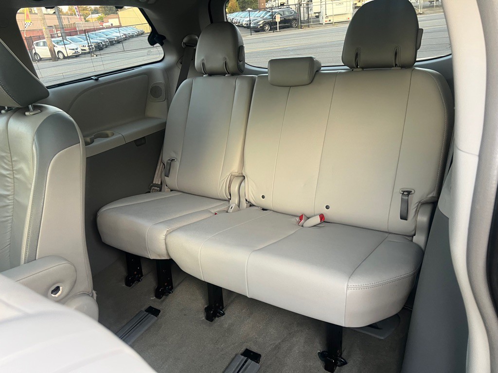 2012 Toyota Sienna Image 21