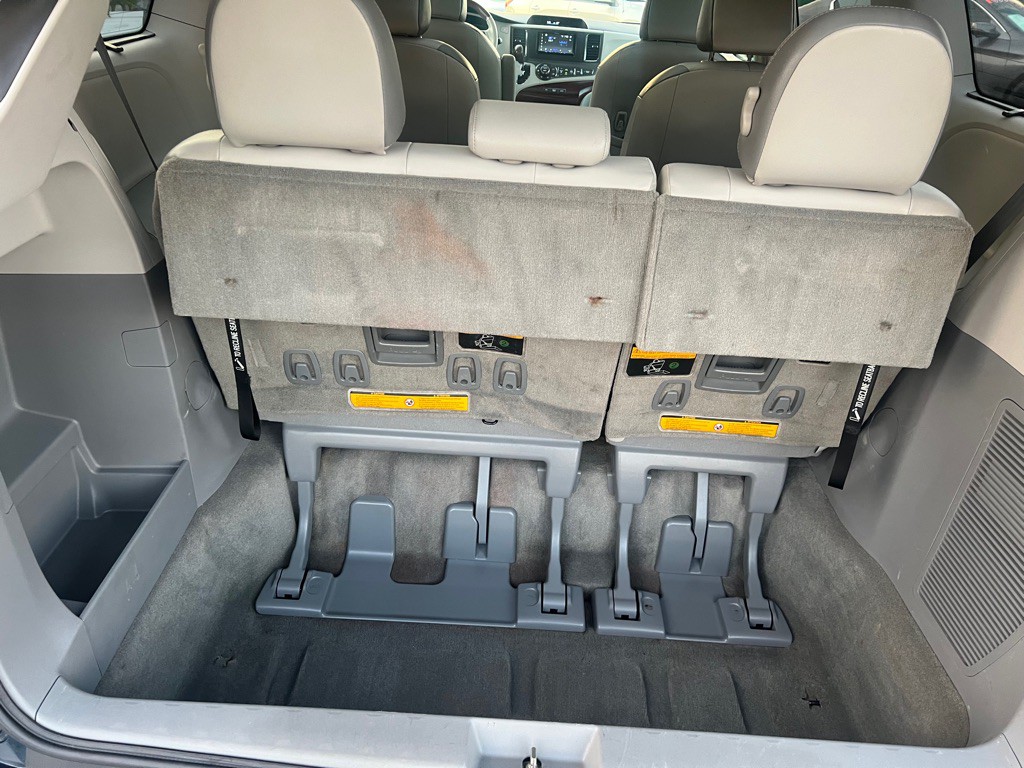 2012 Toyota Sienna Image 22