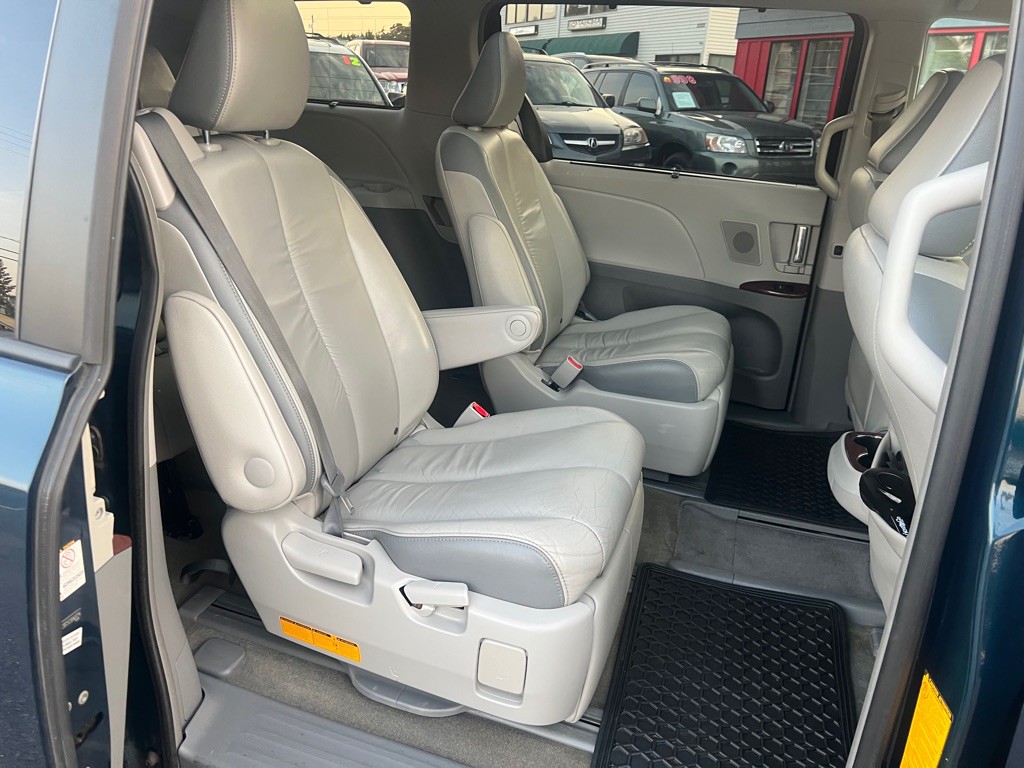 2012 Toyota Sienna Image 23
