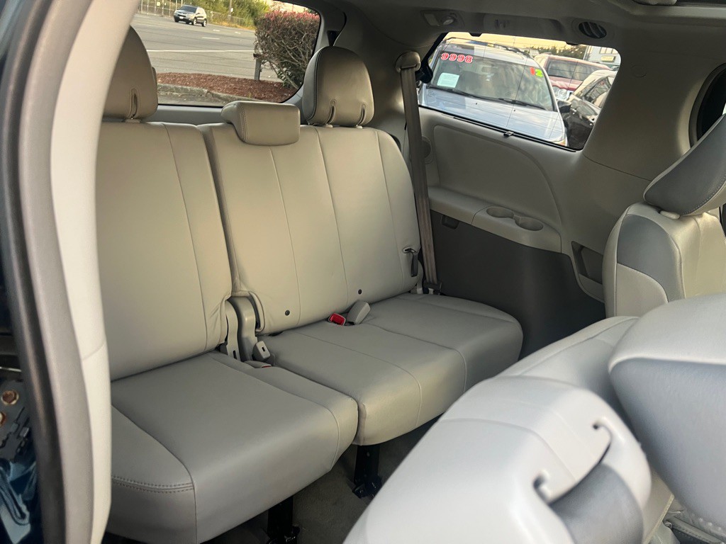 2012 Toyota Sienna Image 24