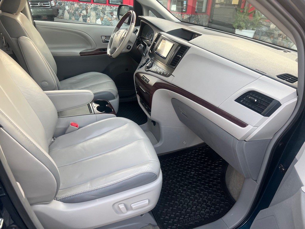 2012 Toyota Sienna Image 26