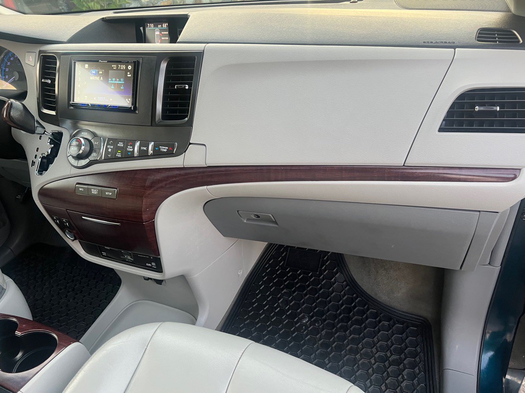 2012 Toyota Sienna Image 27