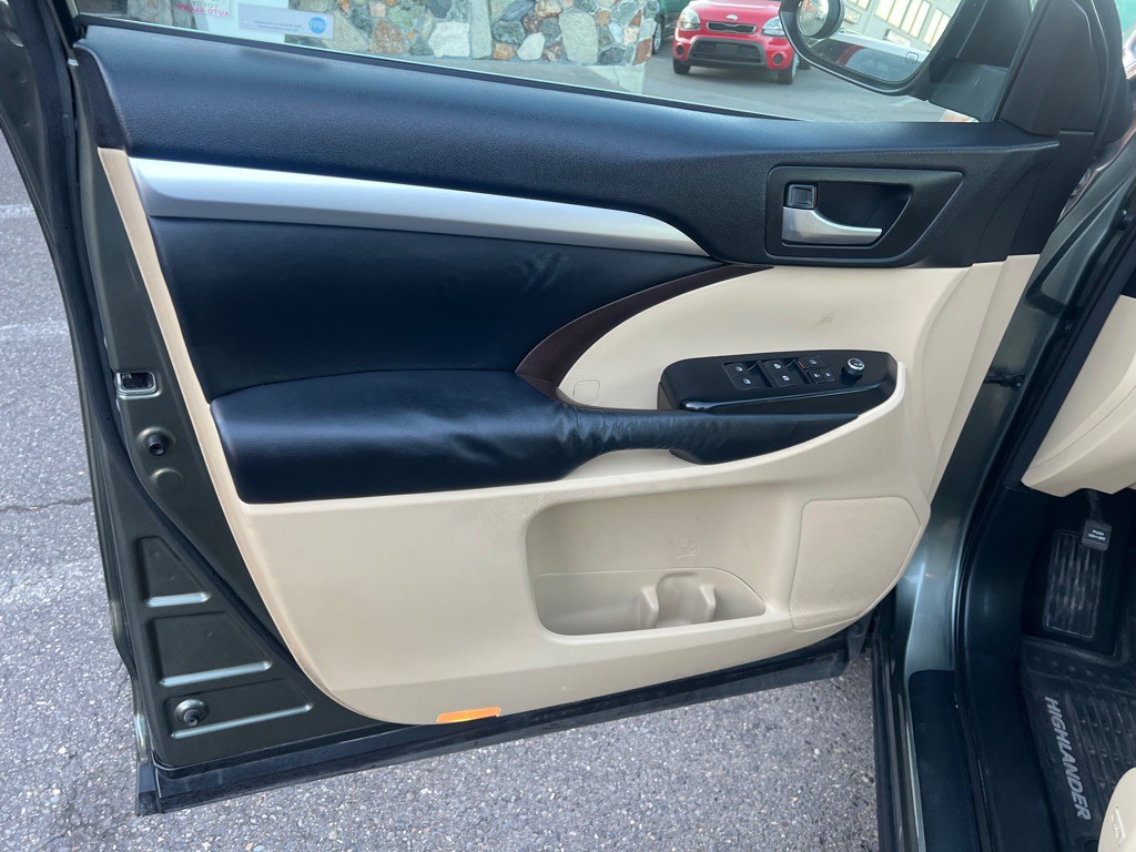 2014 Toyota Highlander Image 16