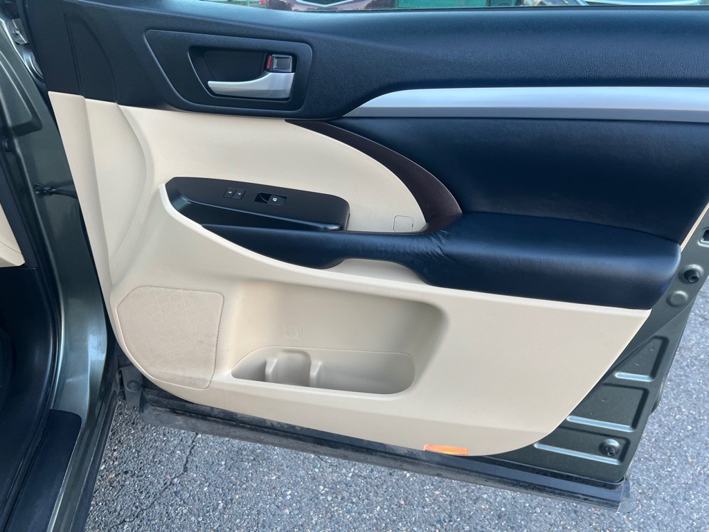 2014 Toyota Highlander Image 24