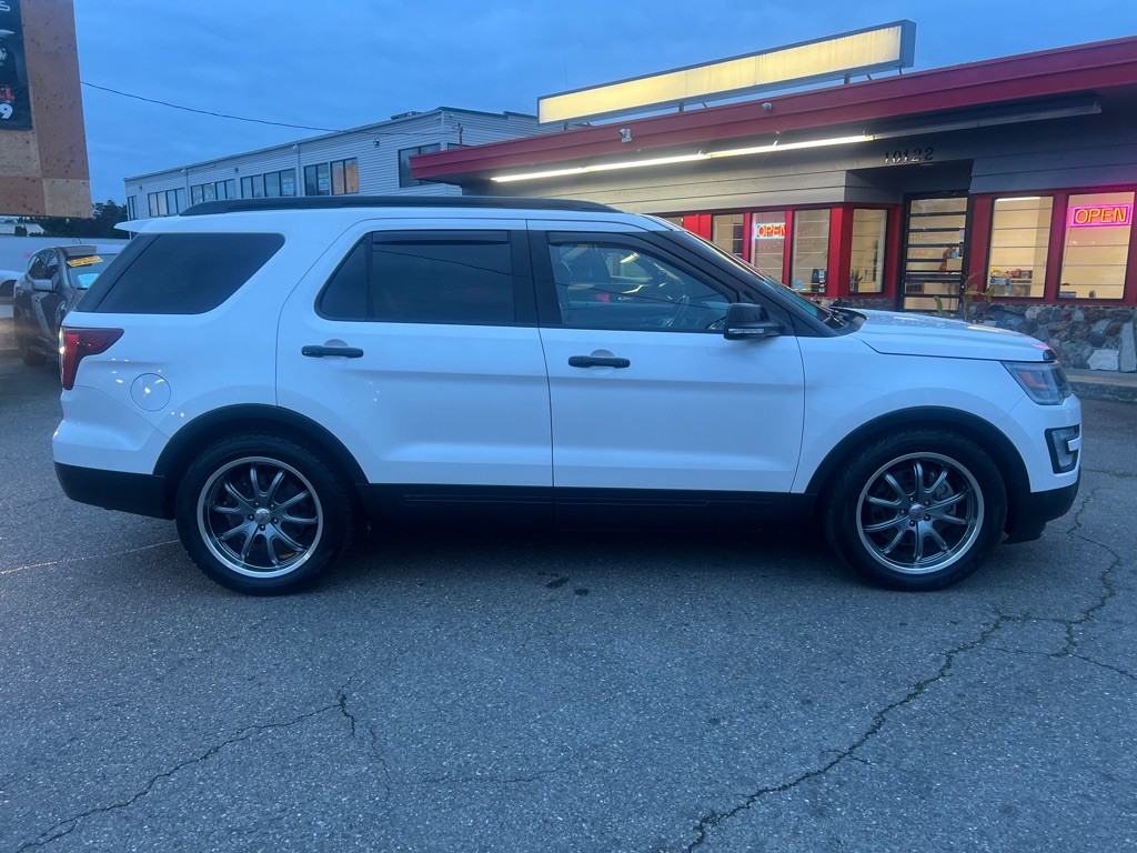 2016 Ford Explorer Image 2