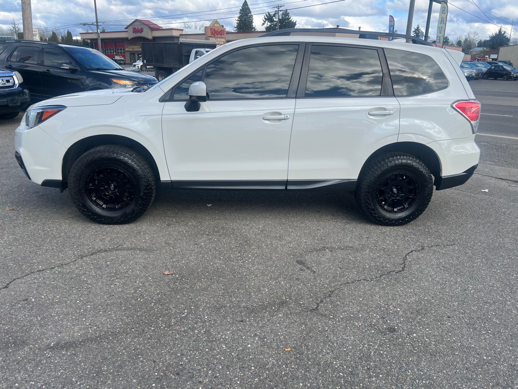 2017 Subaru Forester Image 1