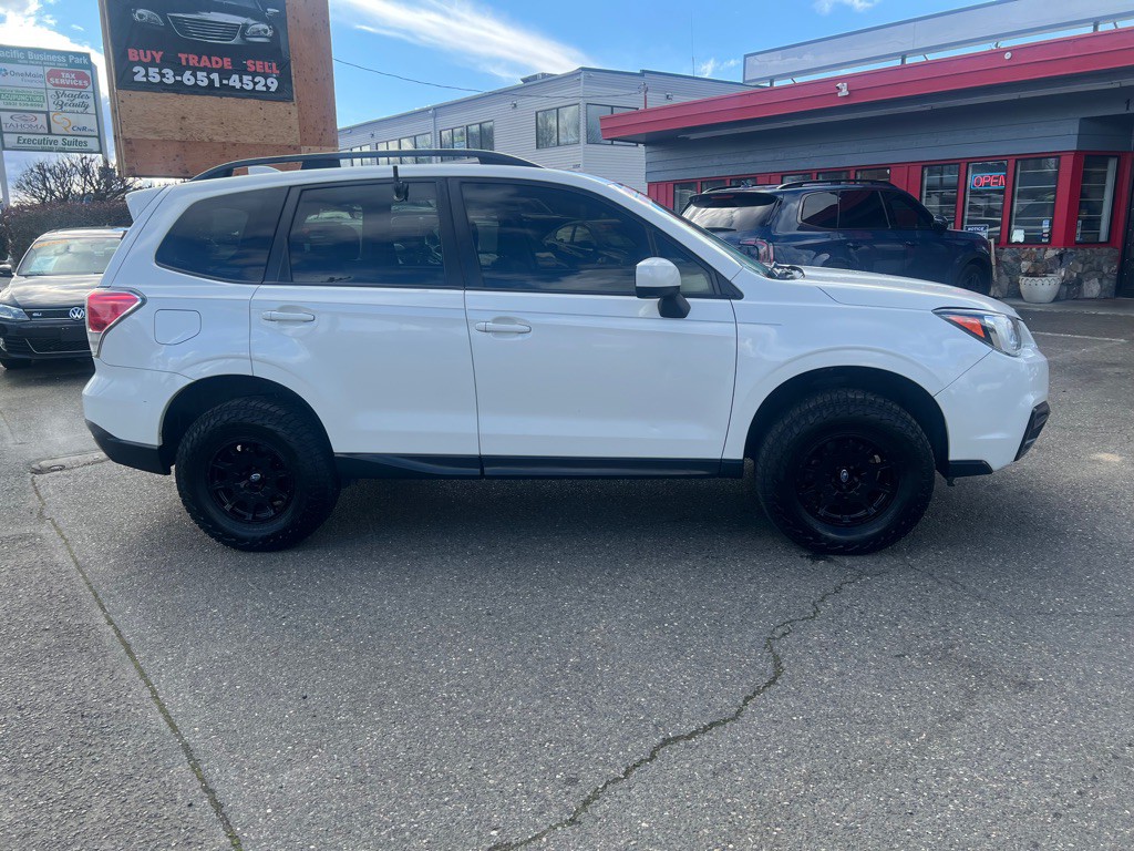 2017 Subaru Forester Image 2