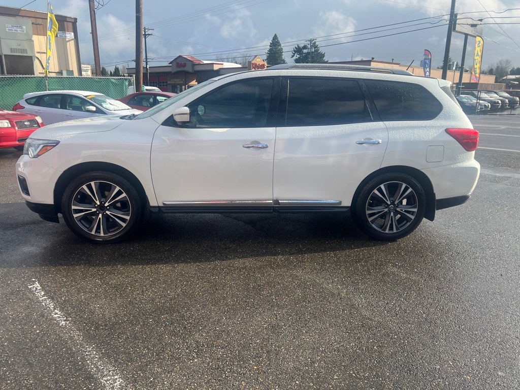 2017 Nissan Pathfinder Image 1