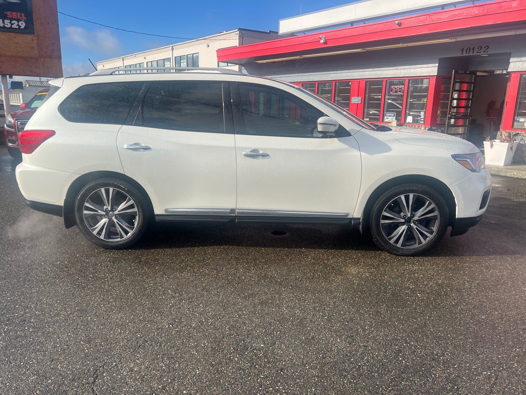 2017 Nissan Pathfinder Image 2