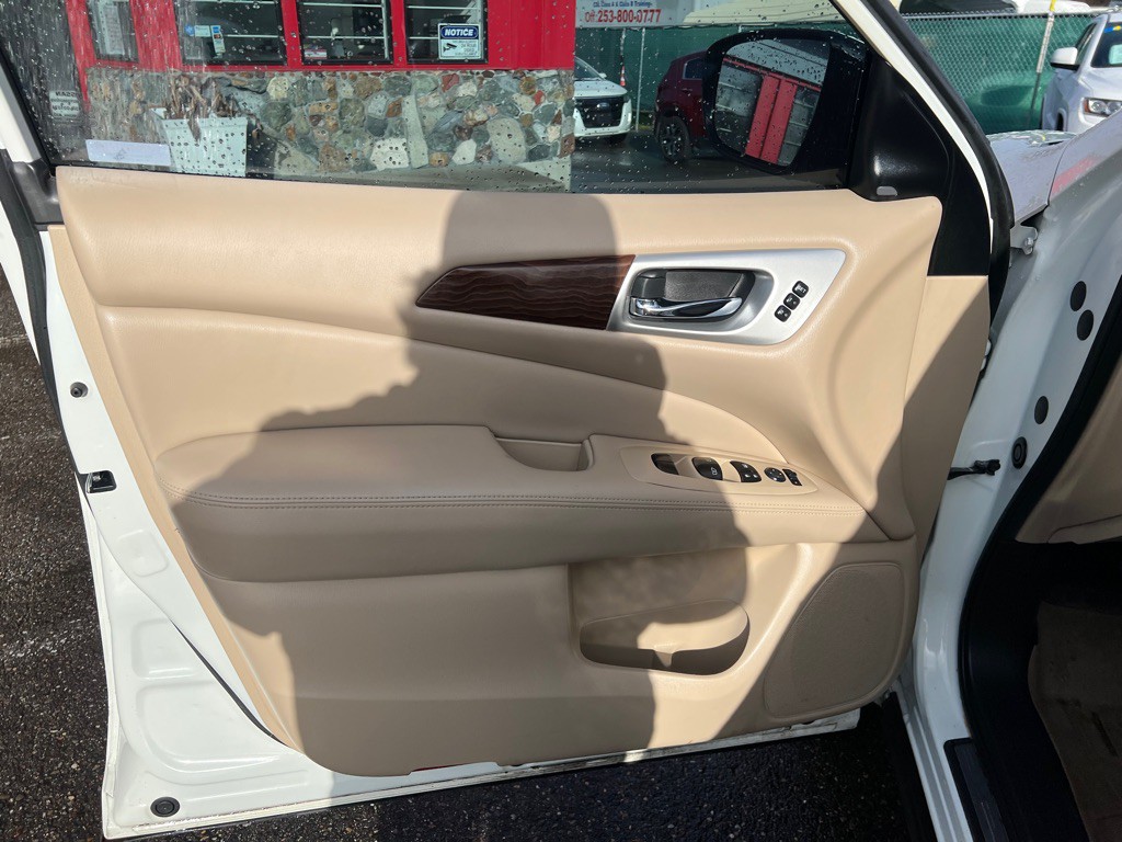 2017 Nissan Pathfinder Image 16