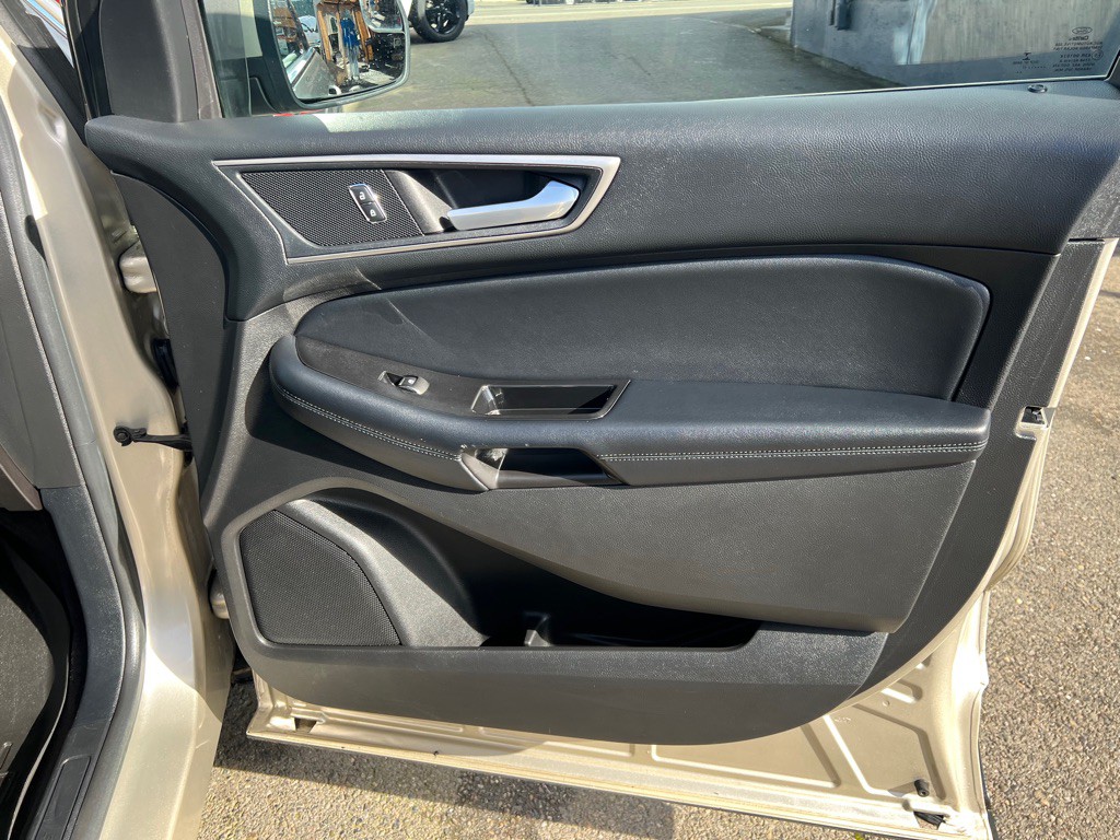 2017 Ford Edge Image 18