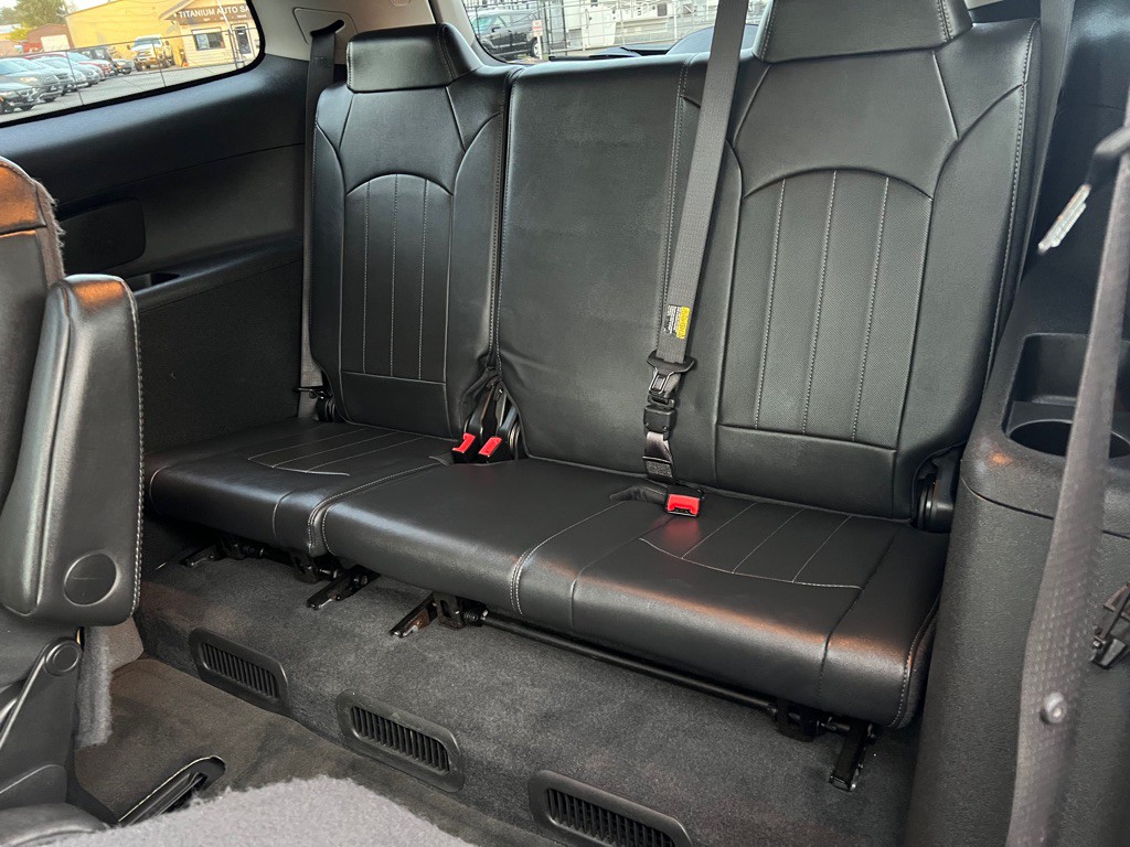 2016 Buick Enclave Image 18