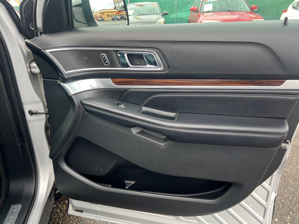 2016 Ford Explorer Image 27
