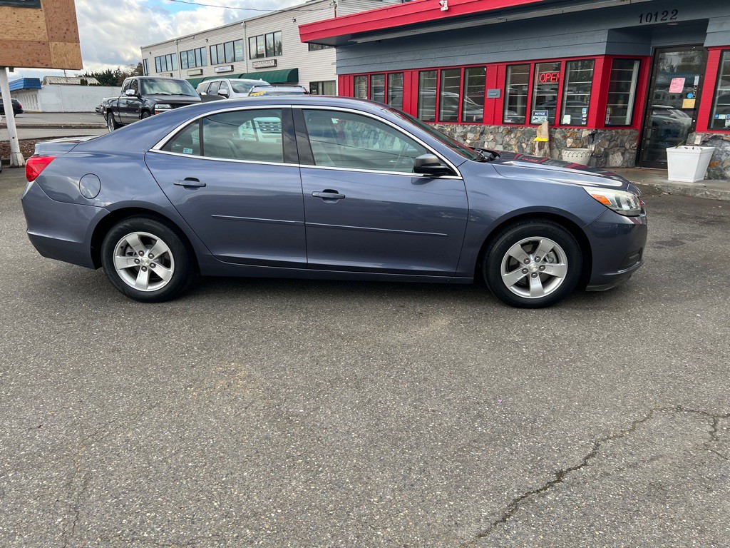 2015 Chevrolet Malibu Image 2
