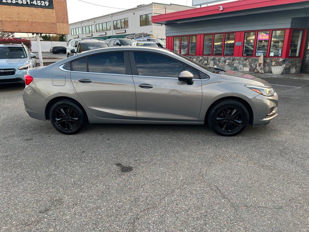 2017 Chevrolet Cruze Image 2