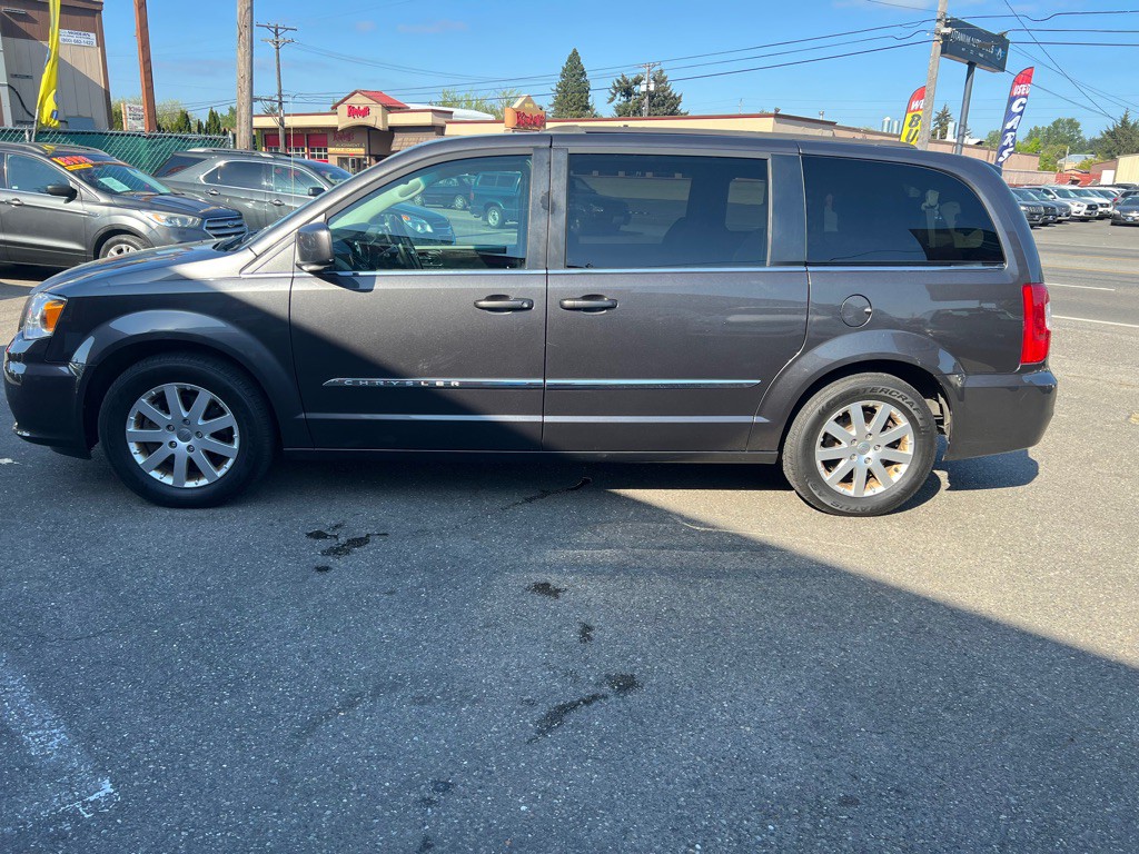 2016 Chrysler Town & Country Image 2